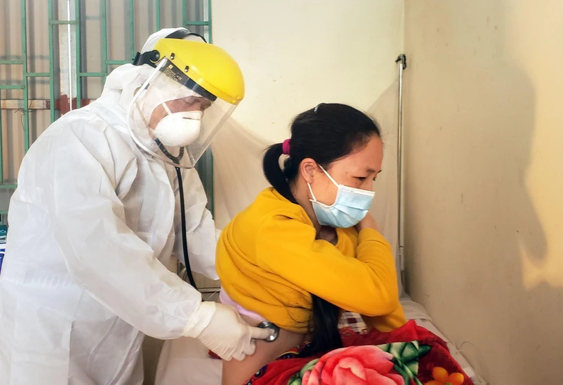 Bác sỹ Trần Quang Vịnh khám cho bệnh nhân được cách ly tại Phòng khám Đa khoa khu vực Quang Hà. (Ảnh: Hoàng Hùng/TTXVN)