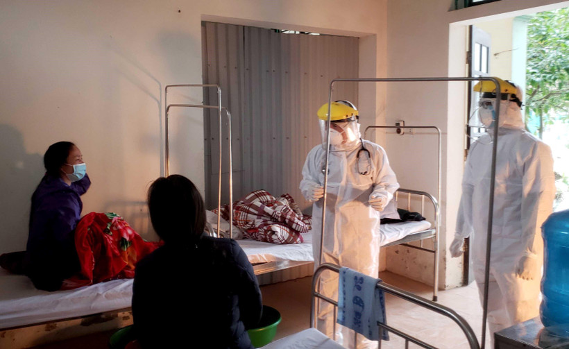 Bác sỹ thăm khám cho bệnh nhân tại Phòng khám đa khoa Quang Hà. (Ảnh: Hoàng Hùng/TTXVN)