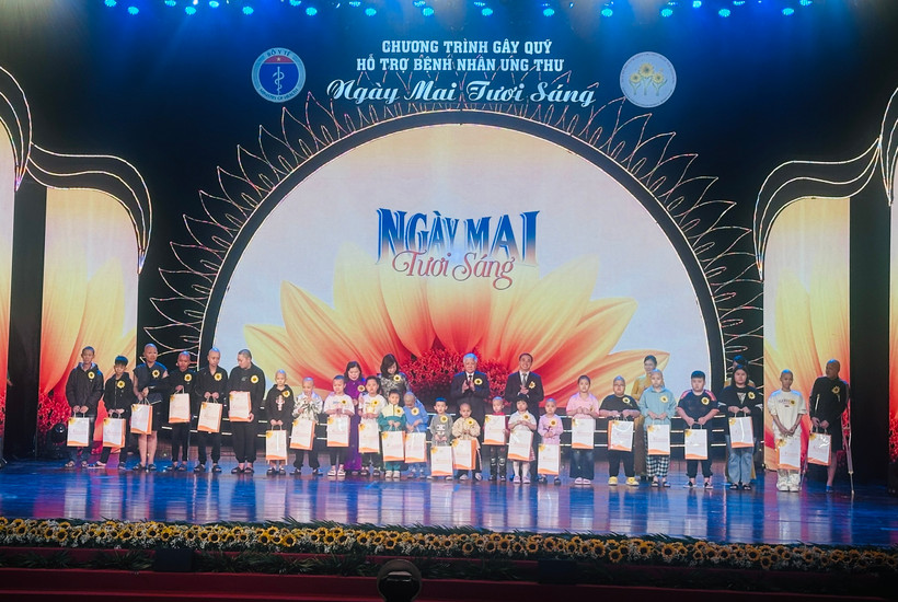 Các vị lãnh đạo tặng quà cho các bệnh nhân ung thư trong Chương trình. (Ảnh: PV/Vietnam+)