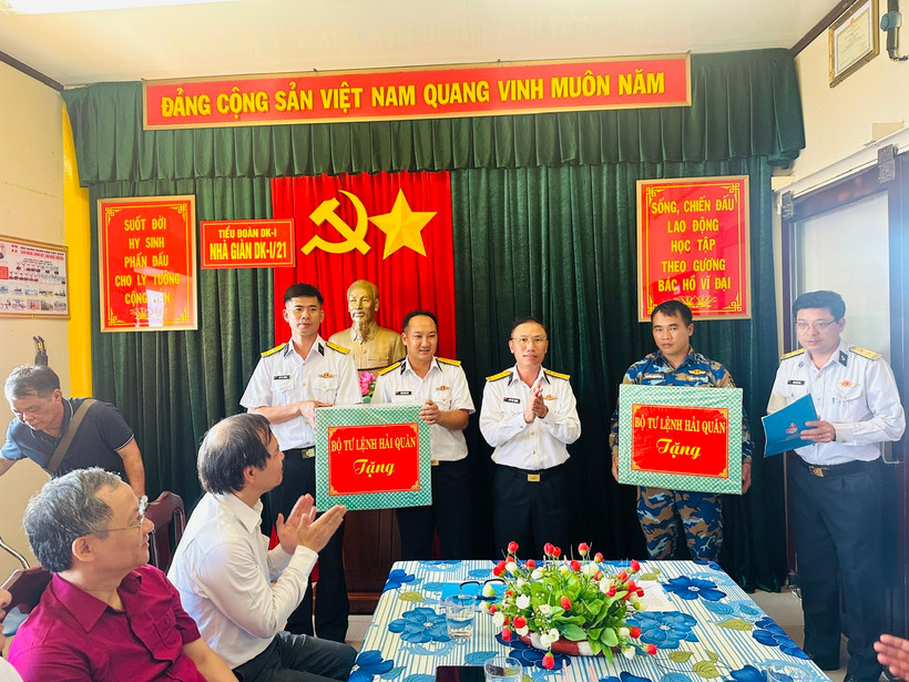 Đại tá Ngô Văn Thành - Chính ủy Cục Kỹ thuật Hải quân, Trưởng đoàn công tác số 21 tặng quà cho các chiến sĩ trên Nhà giàn DK1/21. (Ảnh: T.G/Vietnam+)