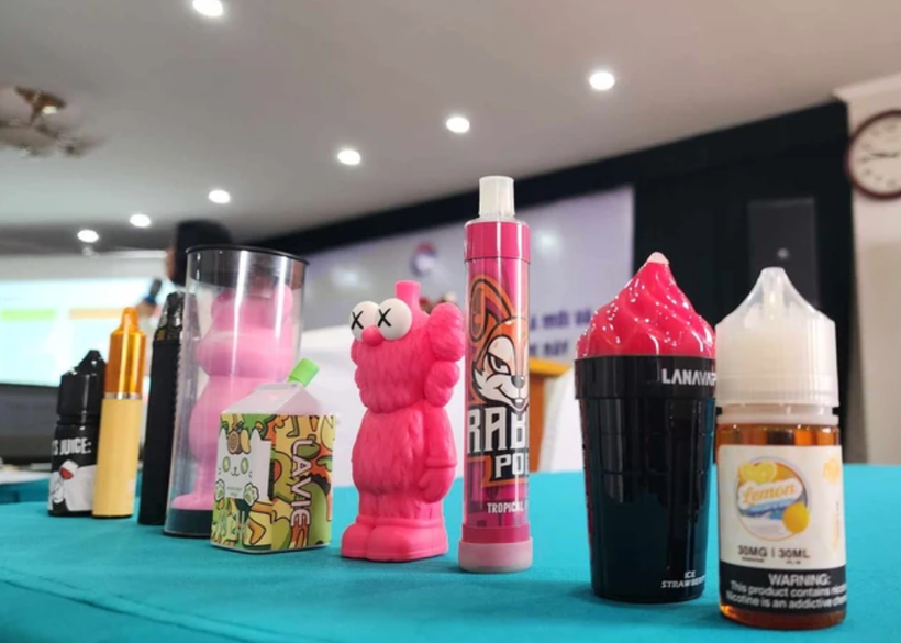 Các loại thuốc lá thế hệ mới "núp bóng" hình ảnh đồ chơi, mỹ phẩm. (Ảnh: PV/Vietnam+)