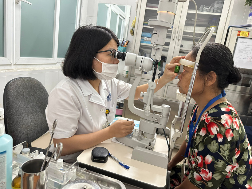 Bác sỹ Bệnh viện Mắt Trung ương khám cho bệnh nhân. (Ảnh: PV/Vietnam+)