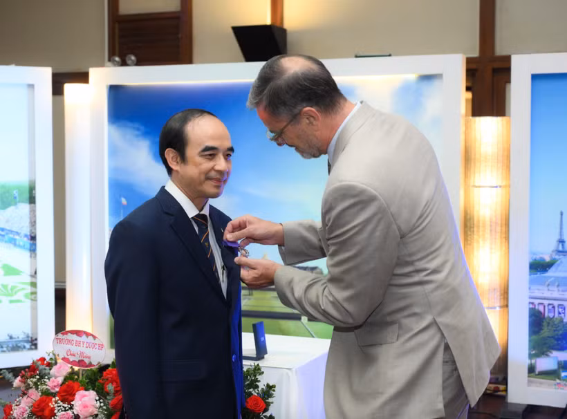 Ngài Olivier Brochet - Đại sứ Cộng hòa Pháp thay mặt Chính phủ Pháp trao tặng cho Giáo sư Nguyễn Hữu Tú - Hiệu trưởng Trường Đại học Y Hà Nội “Huân chương Cành cọ Hàn lâm.” (Ảnh: PV/Vietnam+)