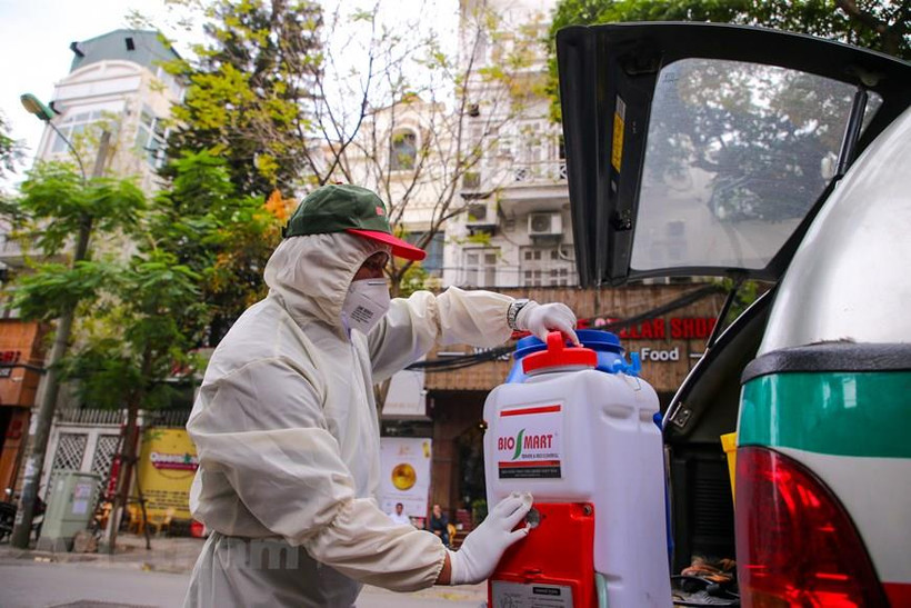 Hà Nội tiến hành phun khử trùng ngăn dịch. (Ảnh: Minh Sơn/Vietnam+)