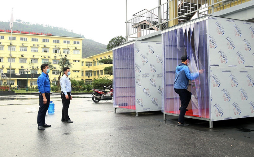 Hai buồng khử khuẩn đã được đưa vào sử dụng. (Ảnh: TTXVN phát)