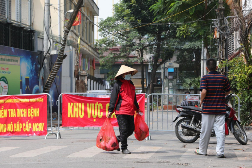 Cơ quan chức năng lắp đặt chốt kiểm soát để phòng chống bệnh COVID-19. (Ảnh: Thành Đạt/TTXVN)