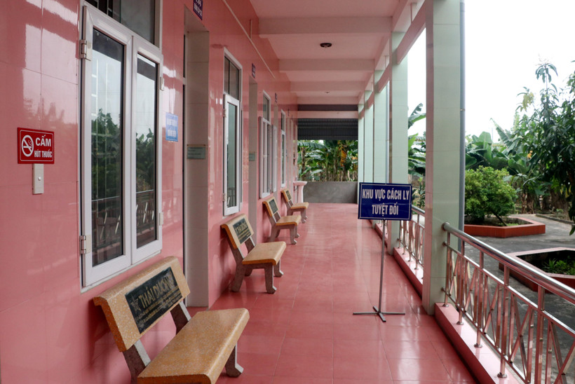 Khu vực cách ly 4 trường hợp bệnh nghi ngờ do tiếp xúc gần với những đối tượng có nguy cơ mắc bệnh Covid-19 tại Bệnh viện đa khoa huyện Hải Hậu (Nam Định). (Ảnh: Văn Đạt/TTXVN)