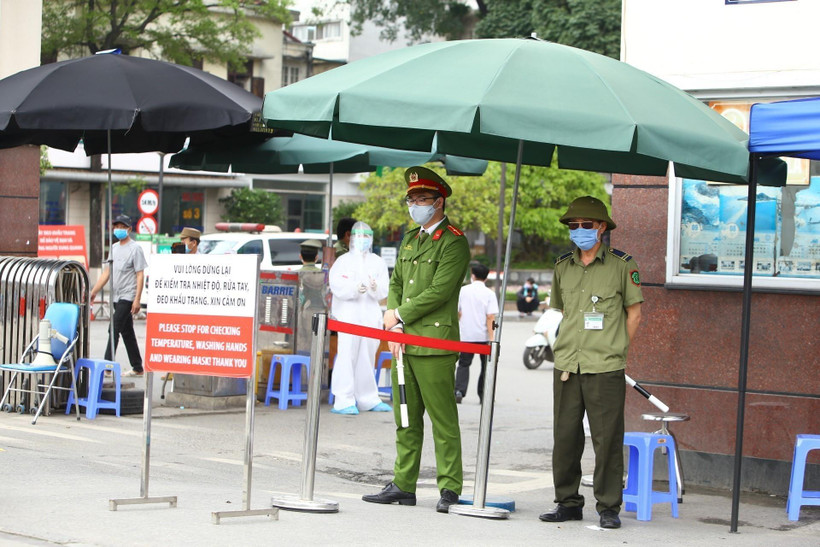 Các lực lượng công an, bảo vệ được tăng cường tại cổng số 1 Bệnh viện Bạch Mai. (Ảnh: Minh Quyết/TTXVN)
