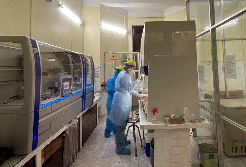 Tiến hành xét nghiệm xác định virus SARS-CoV-2 bằng máy sinh học phân tử Realtime PCR tự động tại thành phố Hải Phòng. (Ảnh: TTXVN phát)