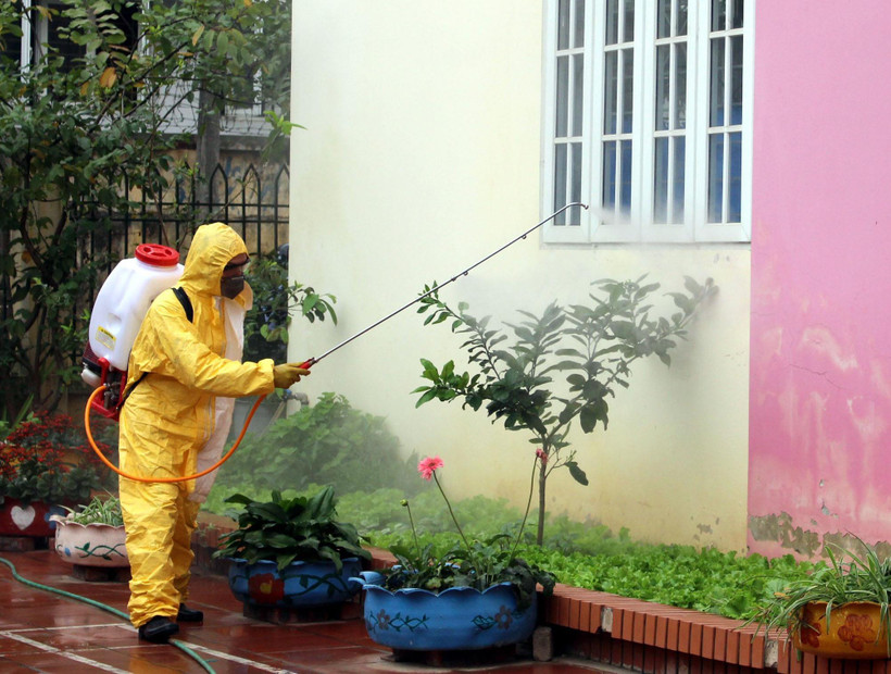 Phun hóa chất khử trùng phòng dịch COVID-19. (Ảnh: Đồng Thúy/TTXVN)
