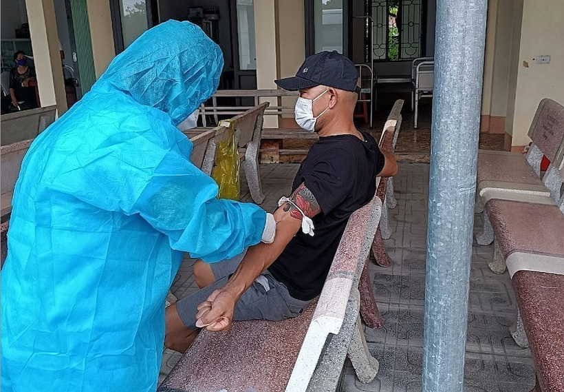 Nhân viên Trung tâm Y tế huyện Hiệp Hòa (Bắc Giang) kiểm tra tình hình sức khỏe và lấy mẫu xét nghiệm cho các trường hợp có nguy cơ lây nhiễm bệnh bạch hầu cao. (Ảnh: TTXVN phát)