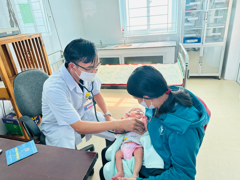 Bác sĩ khám bệnh cho trẻ nhỏ tại Trạm Y tế xã Cam Tuyền, huyện Cam Lộ, tỉnh Quảng Trị. (Ảnh: Thùy Giang/Vietnam+)