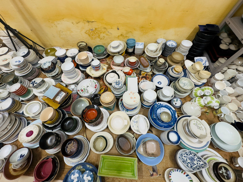 Gốm sứ Nhật “bãi” là đồ gốm đã qua sử dụng được nhập khẩu từ Nhật Bản. (Ảnh: Vân Anh/Vietnam+)