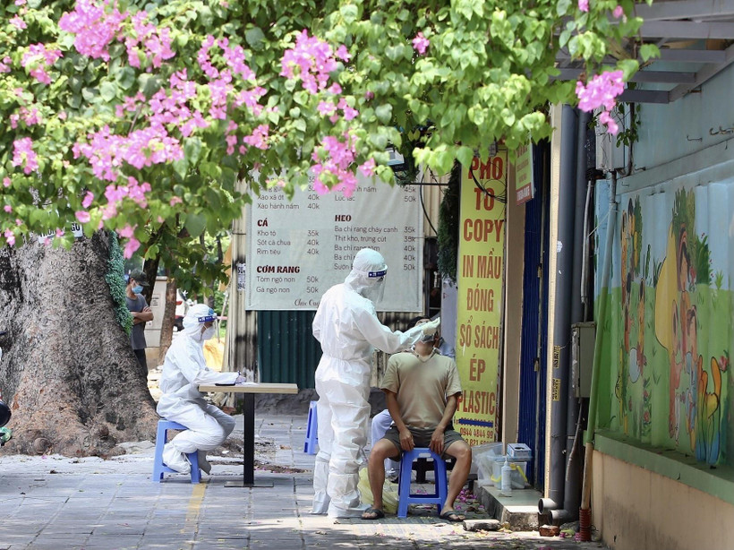 Việc triển khai xét nghiệm mở rộng trên toàn thành phố đã giúp Hà Nội bóc tách kịp thời các F0 trong cộng đồng. (Ảnh: Hoàng Hiếu/TTXVN)