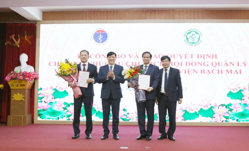 Bộ trưởng Bộ Y tế Nguyễn Thanh Long trao quyết định bổ nhiệm Giám đốc và chỉ định Chủ tịch Hội đồng quản lý Bệnh viện Bạch Mai. (Ảnh: PV/Vietnam+)