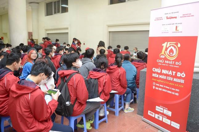 Các bạn trẻ tham gia hiến máu tại Chương trình Chủ Nhật Đỏ lần thứ 15. (Ảnh: PV/Vietnam+)