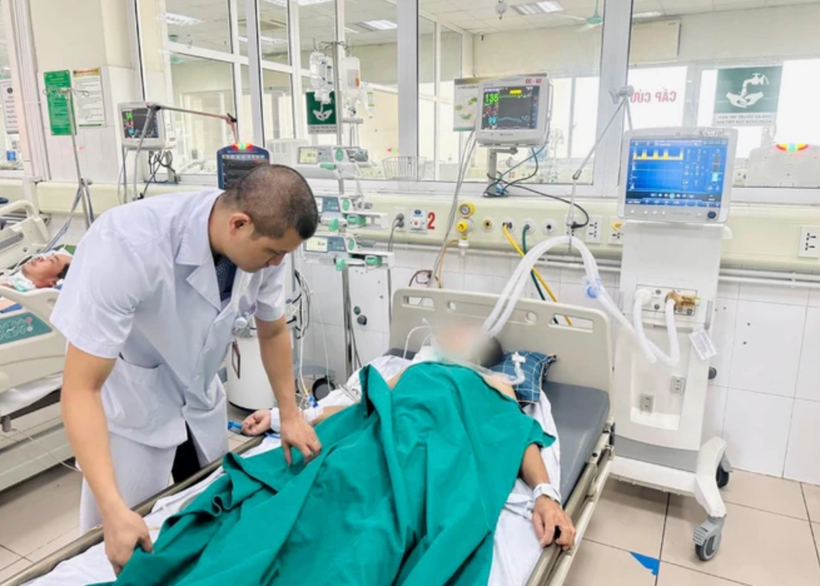 Bác sĩ Bệnh viện Bệnh Nhiệt đới Trung ương theo dõi sức khoẻ cho một trường hợp mắc bệnh dại trong tình trạng nặng. (Ảnh: PV/Vietnam+)