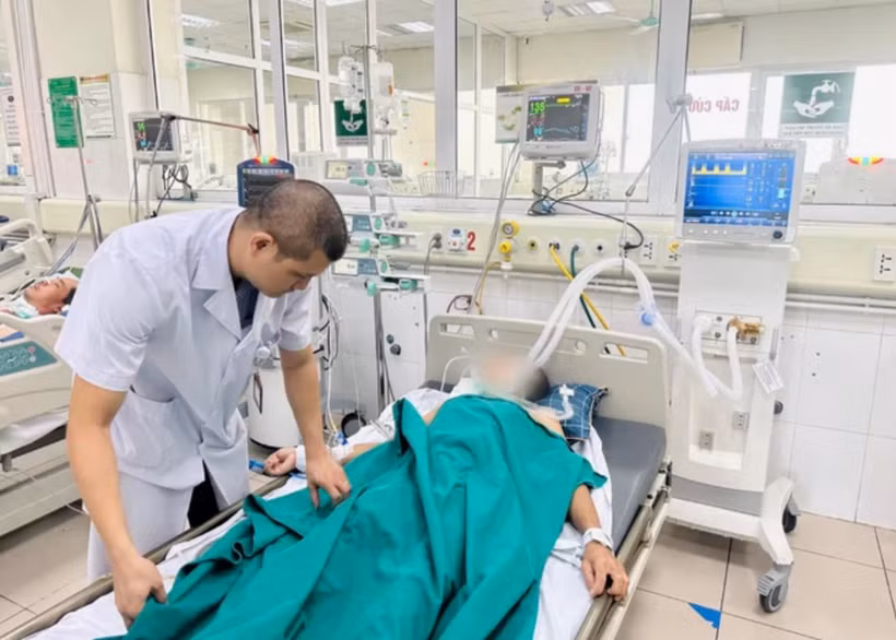 Bác sĩ Bệnh viện Bệnh Nhiệt đới Trung ương theo dõi sức khoẻ cho một trường hợp mắc bệnh dại trong tình trạng nặng. (Ảnh: PV/Vietnam+)