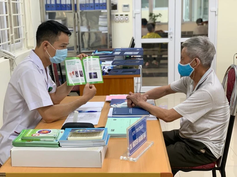 Bác sĩ Bệnh viện Phổi Trung ương tư vấn cho người dân về bệnh lao. (Ảnh: PV/Vietnam+)