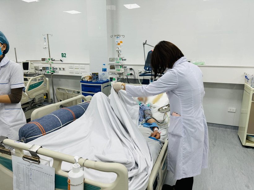 Bác sĩ theo dõi sức khỏe cho bệnh nhân. (Ảnh: BVCC) 