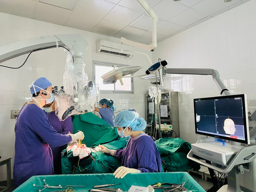 Các bác sĩ thực hiện một ca phẫu thuật cho bệnh nhân. (Ảnh: PV/Vietnam+)