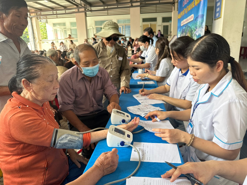 Bác sĩ khám bệnh cho người dân tại xã Bình Hòa, huyện Bình Sơn, tỉnh Quảng Ngãi. (Ảnh: PV/Vietnam+)