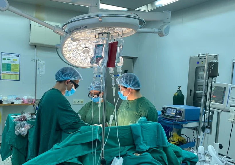 Các bác sĩ thực hiện ca phẫu thuật cho bệnh nhân. (Ảnh: PV/Vietnam+)