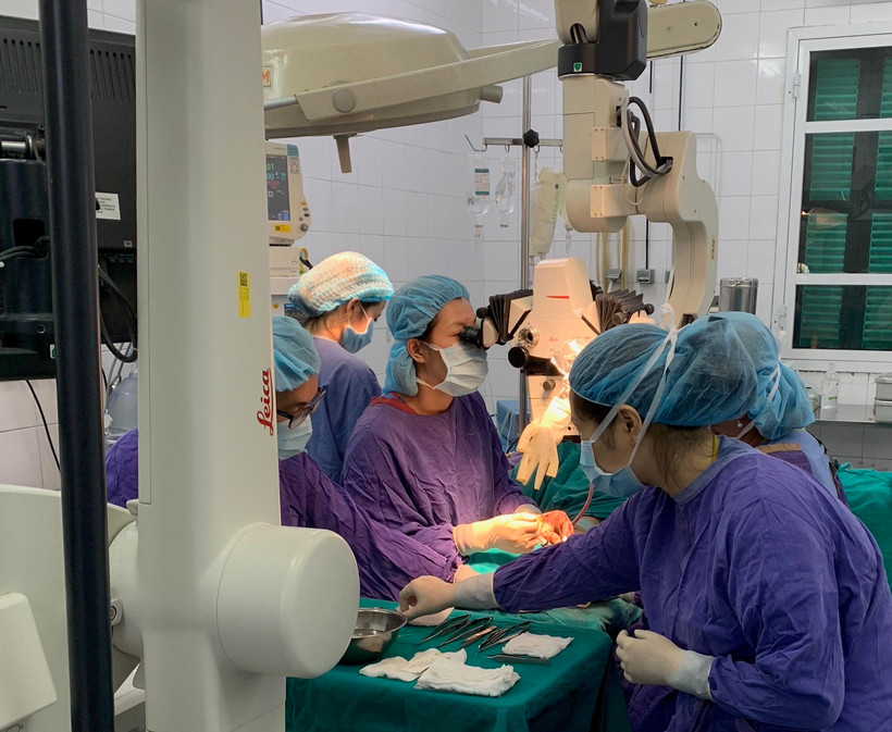 Các bác sỹ thực hiện ca phẫu thuật tạo hình cho bệnh nhân 9 tuổi. (Ảnh: PV/Vietnam+)