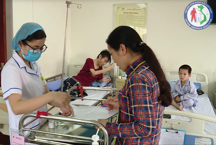 Điều trị cho bệnh nhân máu khó đông tại Viện Huyết học - Truyền máu Trung ương. (Ảnh: PV/Vietnam+)