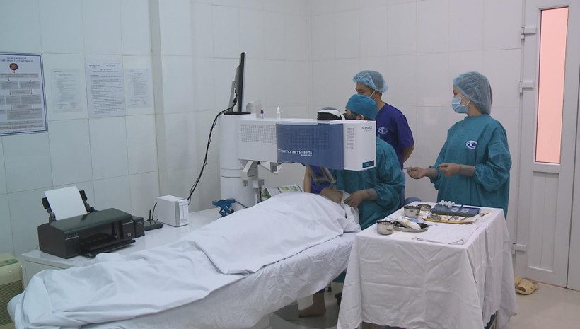Các bác sỹ Bệnh viện Mắt Hà Nội thực hiện ca phẫu thuật mắt theo công nghệ mổ mắt không chạm. (Ảnh: PV/Vietnam+)