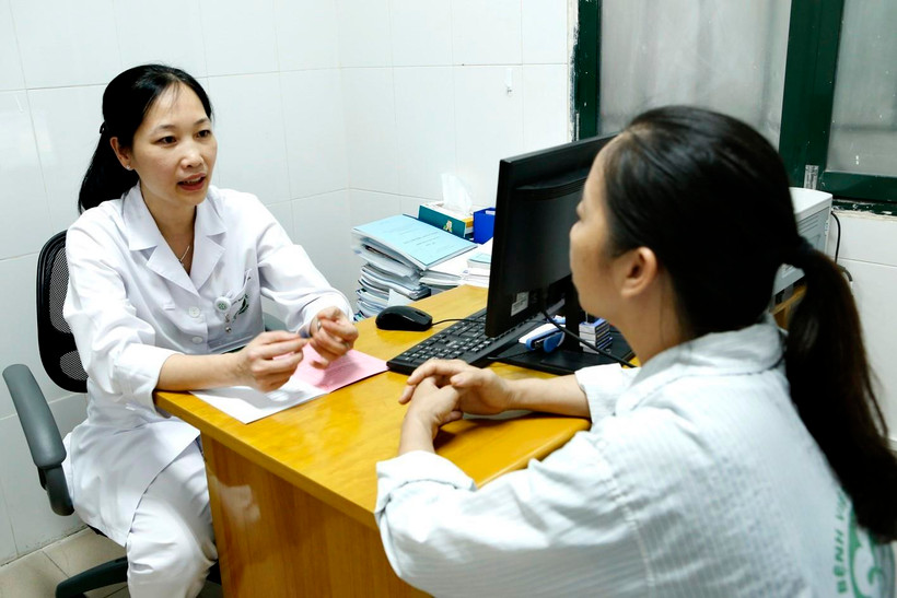 Khám cho một bệnh nhân tại Viện Sức khoẻ Tâm thần. (Ảnh: Dương Ngọc/TTXVN)