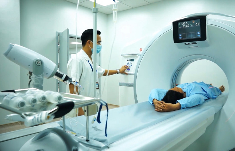 Các bác sỹ xạ trị cho bệnh nhân điều trị tại Bệnh viện K. (Ảnh: PV/Vietnam+)