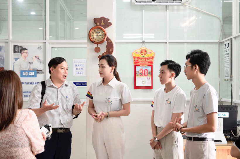 Trương Hoàng Bảo Ngọc (giữa) và nhóm Mạng lưới cộng đồng LGBT ở tỉnh An Giang trao đổi với đại diện của Cục Phòng, chống HIV/AIDS. (Ảnh: PV/Vietnam+)