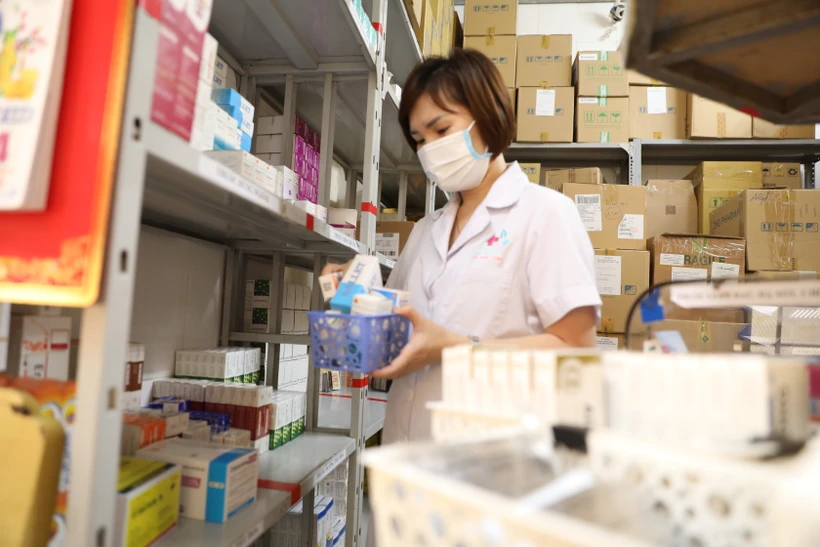 Nhân viên y tế làm công tác cấp phát thuốc tại bệnh viện. (Ảnh: PV/Vietnam+)