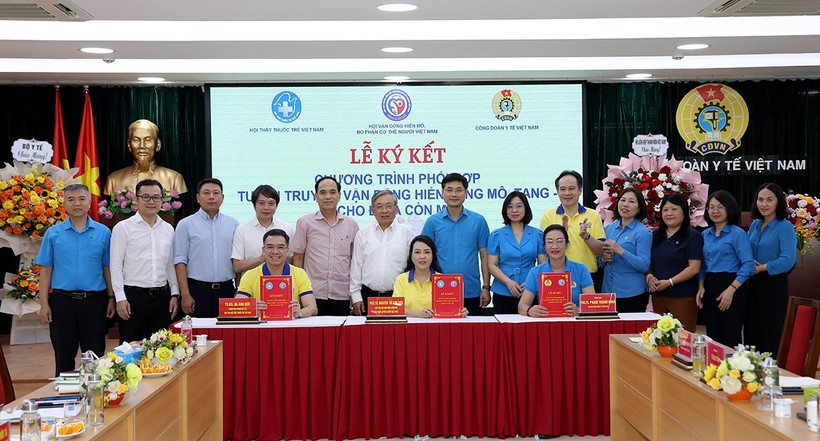 Đại diện các đơn vị tại Lễ ký kết phối hợp tuyên truyền vận động hiến mô, tạng. (Ảnh: PV/Vietnam+)