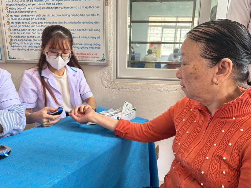 Nhân viên y tế theo dõi, kiểm tra các chỉ số đường huyết cho người dân. (Ảnh: T.G/Vietnam+)