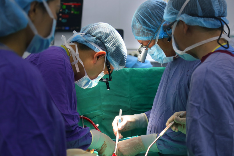 Các bác sĩ thực hiện một ca ghép tạng. (Ảnh: PV/Vietnam+)