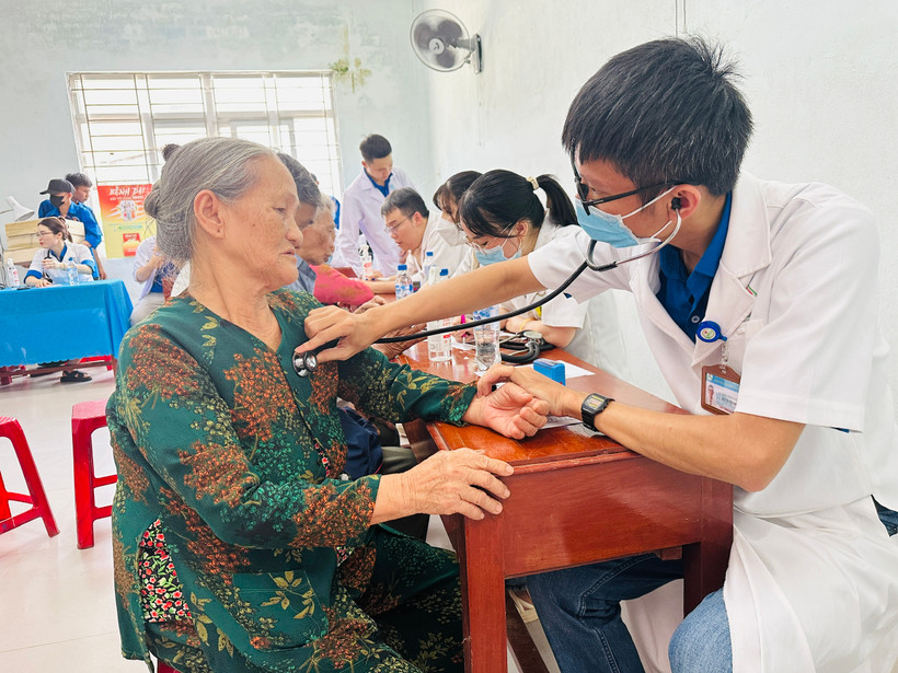 Thầy thuốc trẻ khám bệnh cho người dân tại tỉnh Quảng Ngãi. (Ảnh: T.G/Vietnam+)