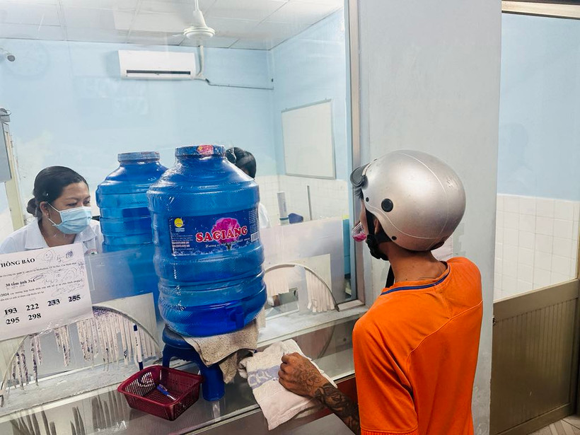 Một bệnh nhân uống thuốc methadone tại Khoa tư vấn và điều trị nghiện chất - Trung tâm Y tế Thành phố Sa Đéc (tỉnh Đồng Tháp). (Ảnh: T.G/Vietnam+)