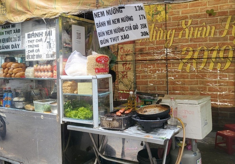 Một điểm bán thức ăn đường phố trên địa bàn Thành phố Hồ Chí Minh. (Ảnh: Đinh Hằng/TTXVN)