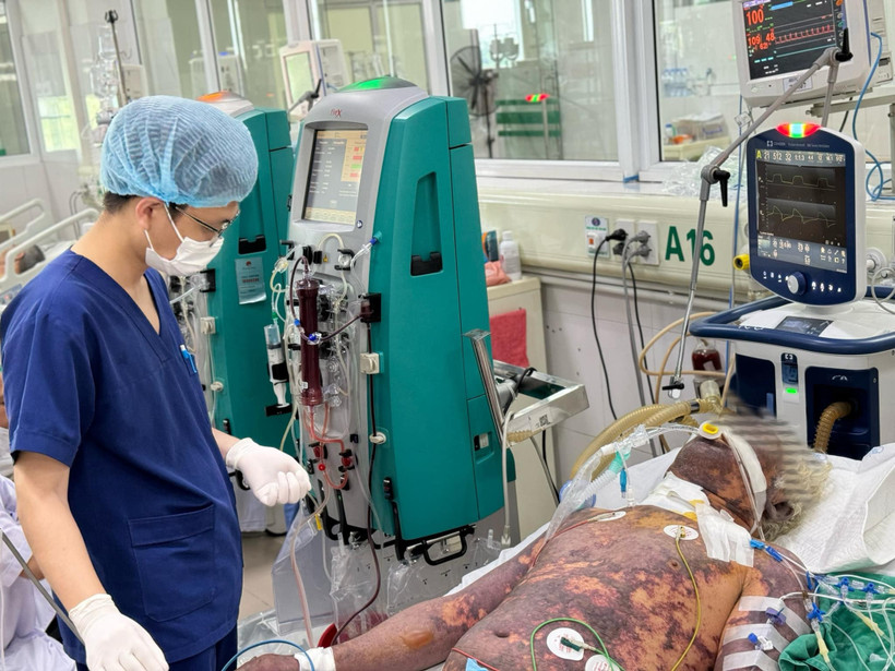 Bác sĩ theo dõi sức khỏe cho bệnh nhân. (Ảnh: PV/Vietnam+)