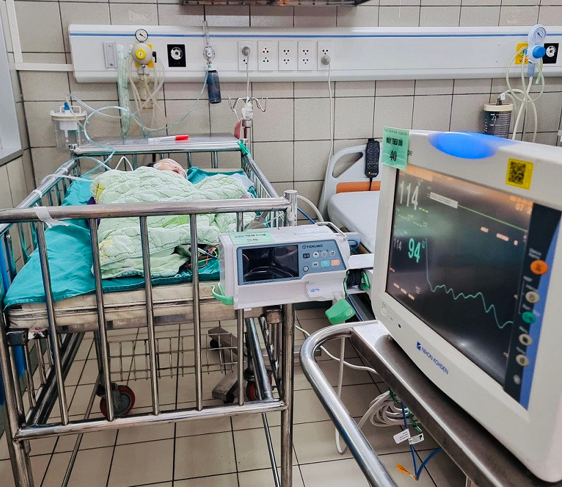 Các bác sĩ Bệnh viện Bạch Mai đã cứu chữa và can thiệp thành công cho một trẻ sơ sinh bị hẹp khít động mạch phổi. (Ảnh: PV/Vietnam+)