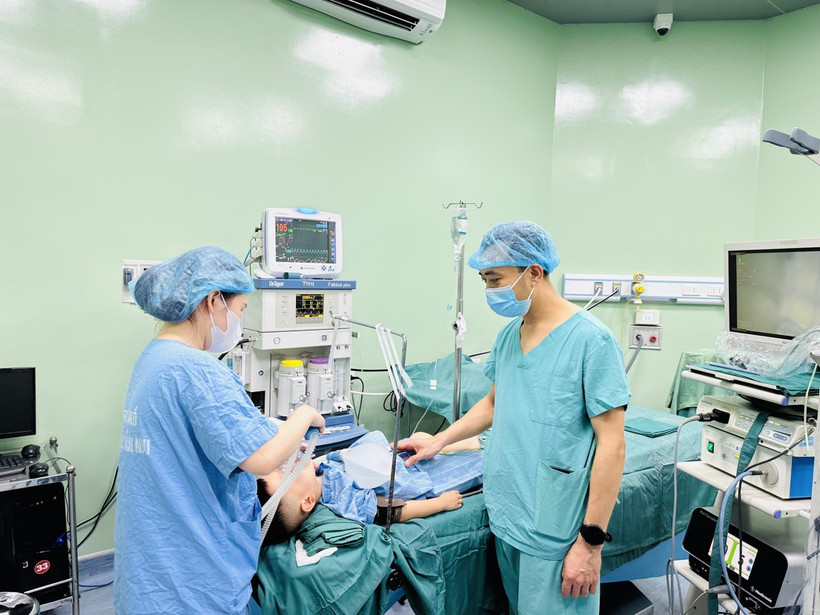 Các bác sĩ thực hiện ca phẫu thuật cho một bệnh nhi. (Ảnh: Bích Huệ/TTXVN)