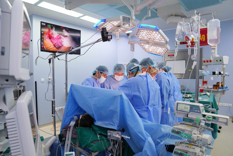 Các bác sĩ thực hiện lấy tạng từ người hiến tặng. (Ảnh: PV/Vietnam+)