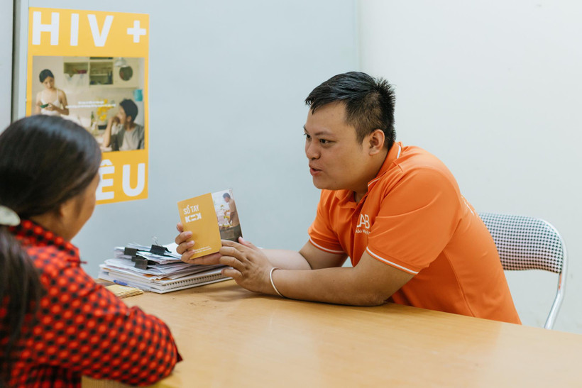 Thành viên Nhóm tư vấn hỗ trợ cộng đồng tư vấn về dịch vụ phòng chống HIV/AIDS cho người dân. (Ảnh: PV/Vietnam+)