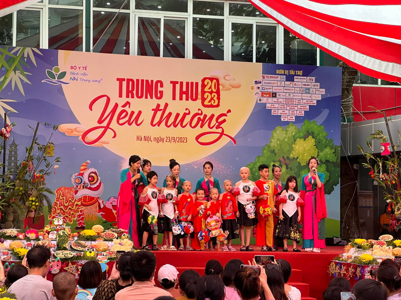 Các bệnh nhi mắc ung thư biểu diễn tiết mục văn nghệ tại Chương trình. (Ảnh: T.G/Vietnam+)