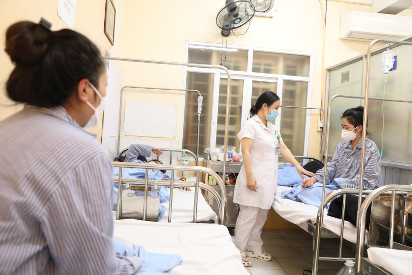 Điều trị cho bệnh nhân mắc sốt xuất huyết tại Bệnh viện Hữu nghị Việt Nam-Cu Ba, Hà Nội. (Ảnh: PV/Vietnam+)