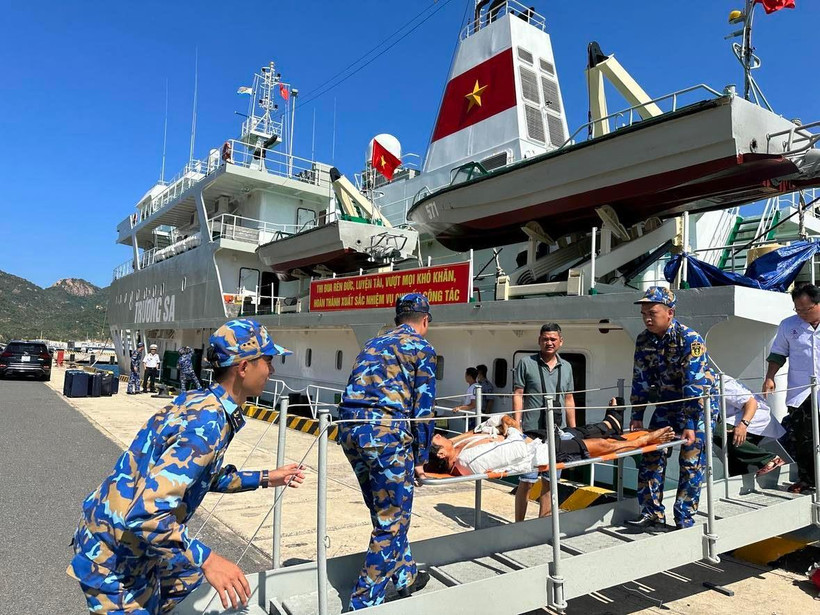 Lực lượng hải quân đưa bệnh nhân từ tàu 571 đưa bệnh nhân lên đất liền. (Ảnh: T.G/Vietnam+)