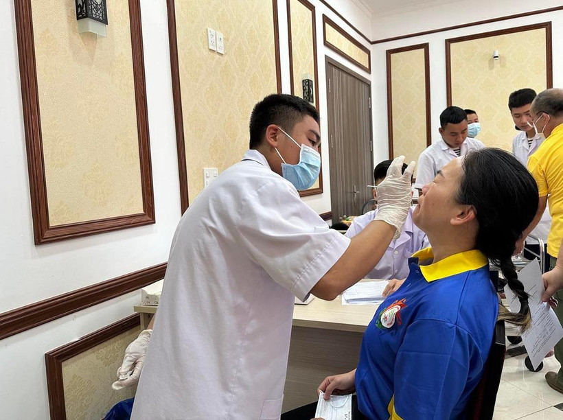 Nhân viên y tế xét nghiệm COVID-19 cho người dân. (Ảnh: Thùy Giang/Vietnam+)