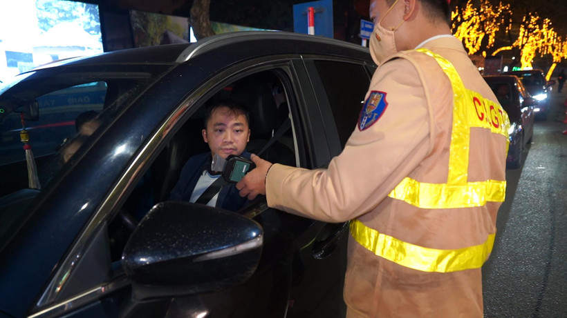 Người tham gia giao thông đã dần quen với việc kiểm tra nồng độ cồn tại các chốt được lập. (Ảnh: Hoàng Đạt/Vietnam+)
